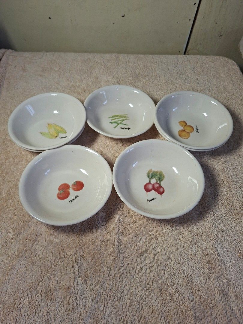 Corelle Vegetable Pattern Shallow Bowls 13.5cm (Category: Dinnerware & Cutlery) located in Consolacion. Submitted by luxekerei (Listing ID 1463908944, Image 3). Description: .