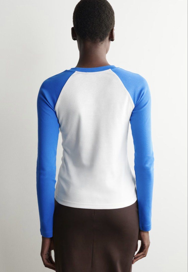 COS RAGLAN TSHIRT (Category: Shirts) located in Mandaluyong City. Submitted by linuspauling0211 (Listing ID 1463926336, Image 2). Description: Channelling a ‘90s mood, this T-shirt is designed with raglan sleeves in a contrasting shade of blue. It’s crafted from exceptionally soft 250gsm cotton-jersey and designed with a classic crew neckline. ORIG PRICE: AROUND 2K WORN ONCE ONLY EXCELLENT CONDITION LARGE (Looser fit than shown on the model) LAID