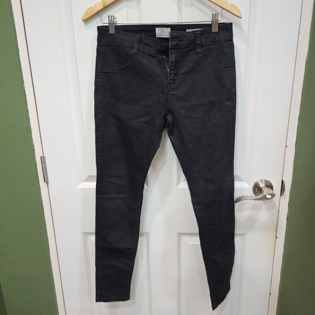 Cotton On Black Skinny Jeans (Category: Jeans) located in Makati City. Submitted by goldenbird.001 (Listing ID 1463888039, Image 1). Description: - Grey skinny jeans from Cotton On - Classic fit, ideal for everyday wear - Features a zip fly and button closure - Denim with slight stretch for added comfort - Versatile for casual outfits.