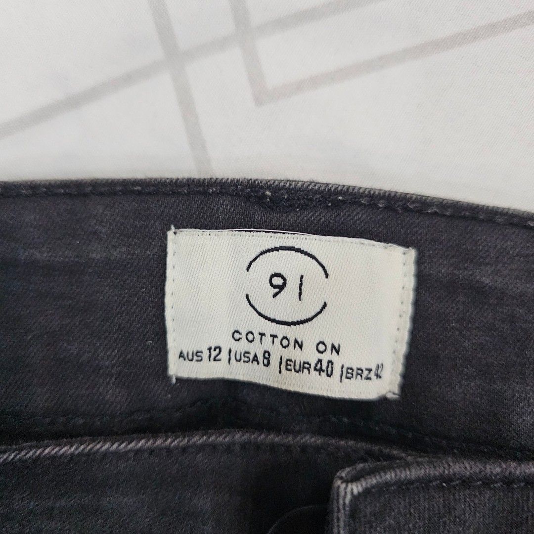 Cotton On Black Skinny Jeans (Category: Jeans) located in Makati City. Submitted by goldenbird.001 (Listing ID 1463888039, Image 2). Description: - Grey skinny jeans from Cotton On - Classic fit, ideal for everyday wear - Features a zip fly and button closure - Denim with slight stretch for added comfort - Versatile for casual outfits.