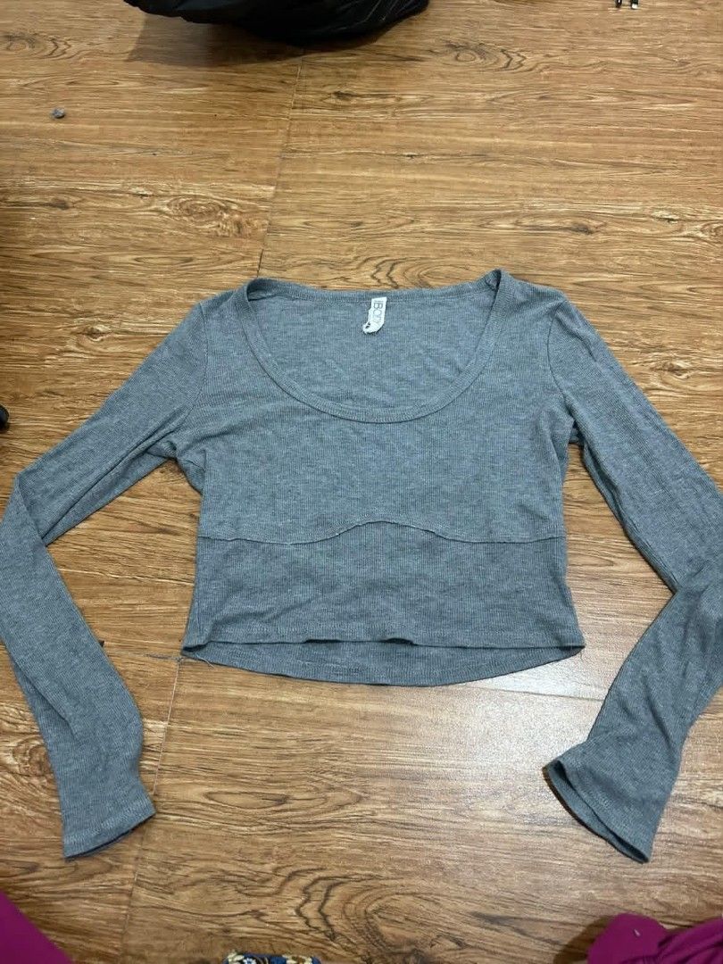 cotton on grey long sleeves (Category: Longsleeves) located in Manila. Submitted by zesshian (Listing ID 1463747198, Image 1). Description: -cotton on -grey long sleeves -m to l.