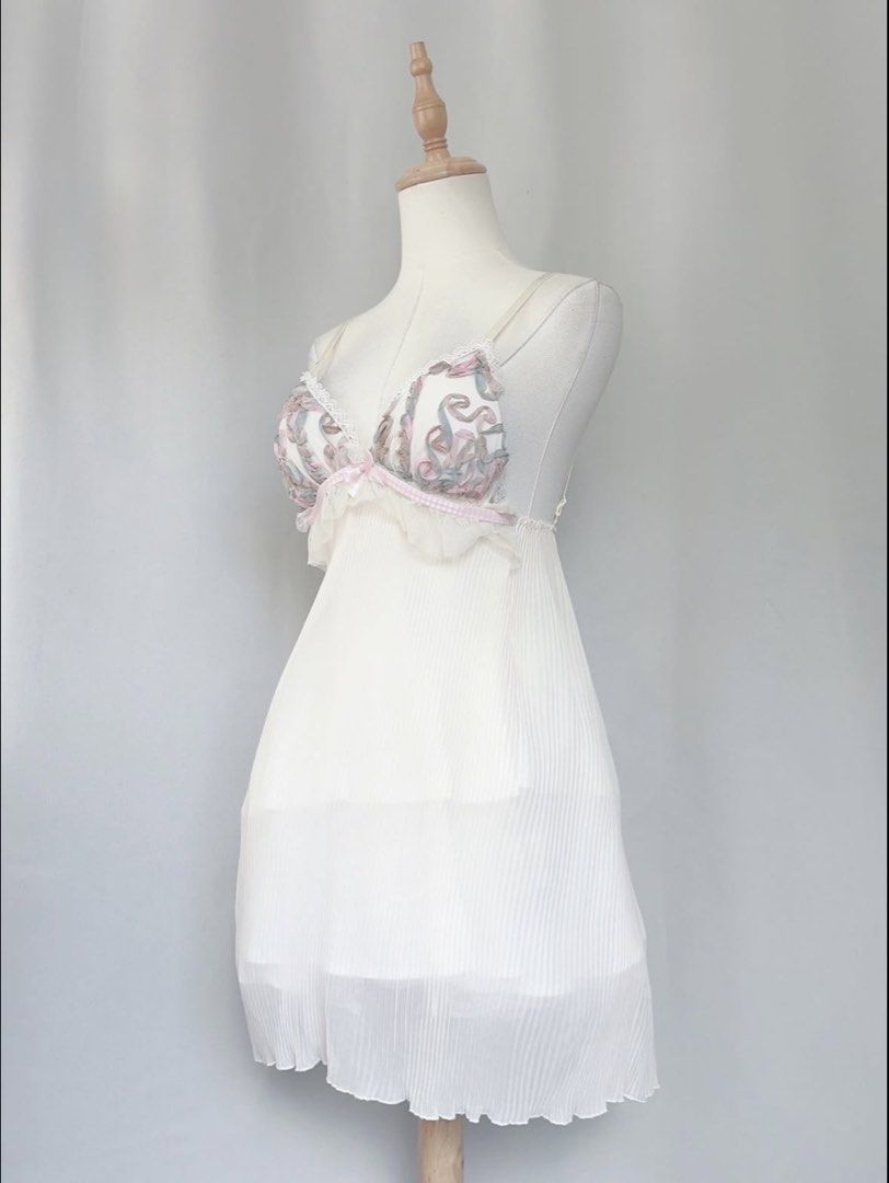 Cream Babydoll Dress (Category: Dresses) located in Pasig City. Submitted by leandoer96 (Listing ID 1463936477, Image 2). Description: !!LP!! Brand: - Size: Small-Medium Condition: 9/10 -Adjustable Straps -Padded -Sheer Pleated Chiffon -Self-tie Ribbon Closure.