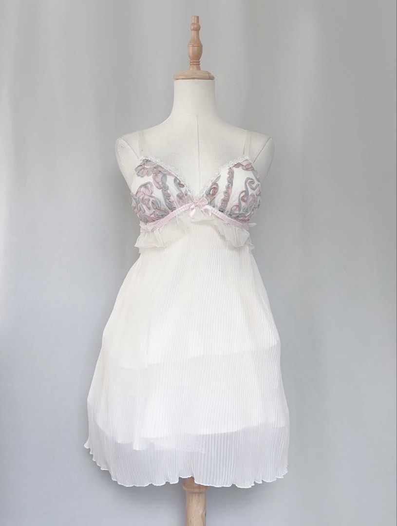 Cream Babydoll Dress (Category: Dresses) located in Pasig City. Submitted by leandoer96 (Listing ID 1463936477, Image 1). Description: !!LP!! Brand: - Size: Small-Medium Condition: 9/10 -Adjustable Straps -Padded -Sheer Pleated Chiffon -Self-tie Ribbon Closure.