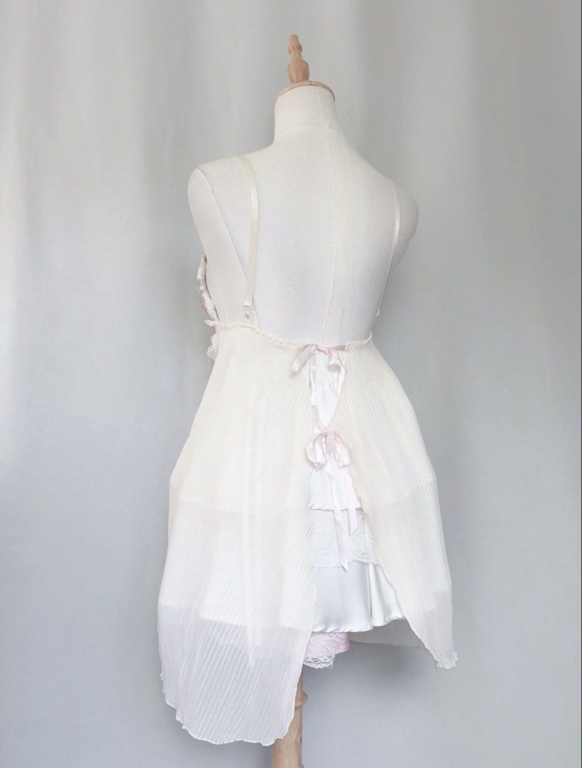 Cream Babydoll Dress (Category: Dresses) located in Pasig City. Submitted by leandoer96 (Listing ID 1463936477, Image 3). Description: !!LP!! Brand: - Size: Small-Medium Condition: 9/10 -Adjustable Straps -Padded -Sheer Pleated Chiffon -Self-tie Ribbon Closure.