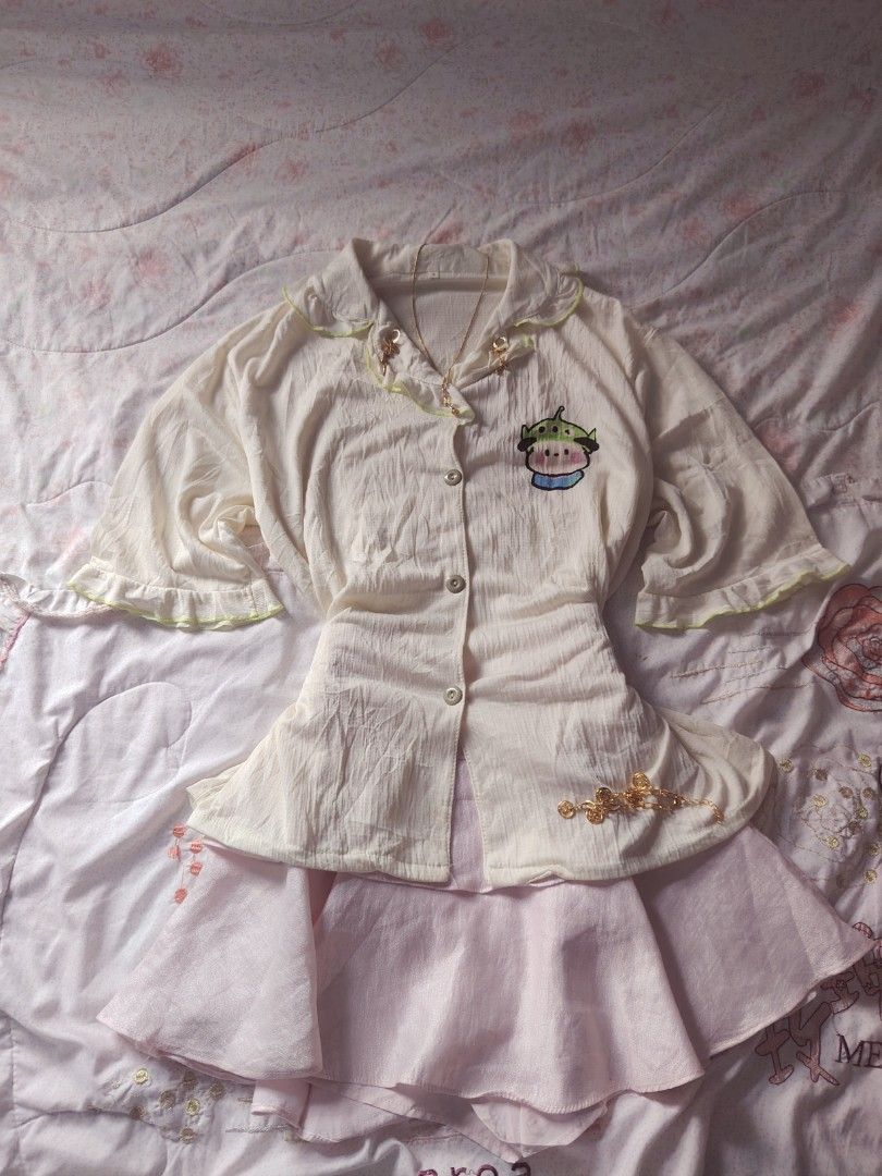 cream dog w/alien hat print 👽 (Category: Others Tops) located in Hermosa. Submitted by lcvelycath (Listing ID 1463775505, Image 1). Description: size: l-xl mine: ₱129 bid: ₱+10 lock: ₱329 (shipped) EOB: monday—september 28 (the seller is on vacation 😘) °. thrifted, pre-loved, or brand new but ready to wear (some aren't bcs i don't have the time to wash them, very sorryy :<) colors may vary due to lightning & quality 𐙚 °. check details before m