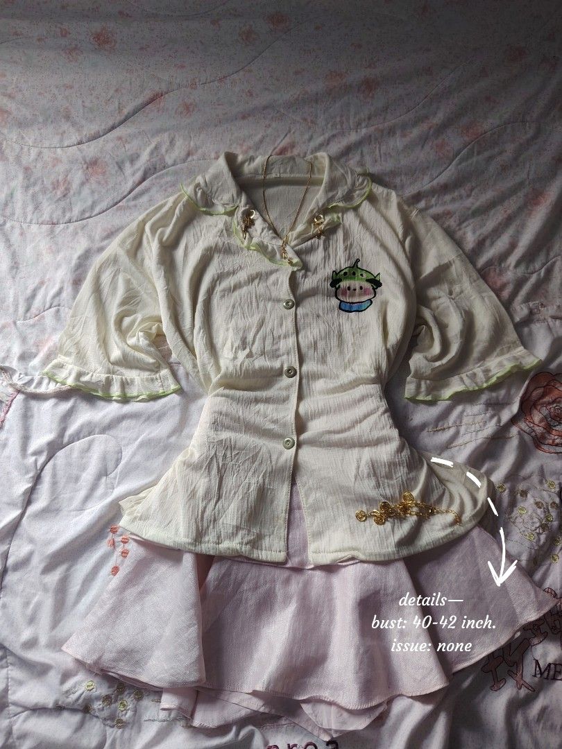 cream dog w/alien hat print 👽 (Category: Others Tops) located in Hermosa. Submitted by lcvelycath (Listing ID 1463775505, Image 2). Description: size: l-xl mine: ₱129 bid: ₱+10 lock: ₱329 (shipped) EOB: monday—september 28 (the seller is on vacation 😘) °. thrifted, pre-loved, or brand new but ready to wear (some aren't bcs i don't have the time to wash them, very sorryy :<) colors may vary due to lightning & quality 𐙚 °. check details before m