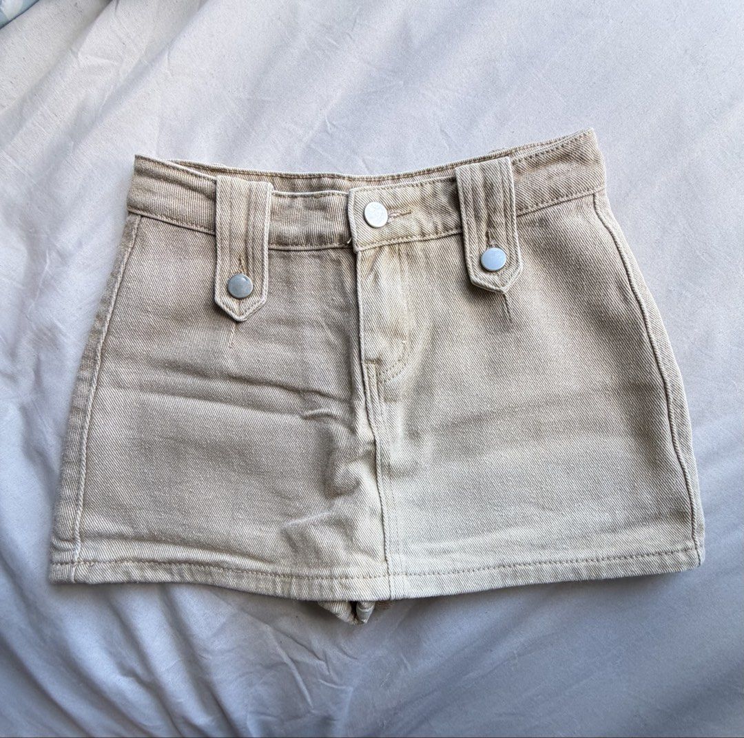 Cream Kendal Mini Skirt (Category: Skirts) located in Manila. Submitted by xmagic.shopx (Listing ID 1463810207, Image 1). Description: .