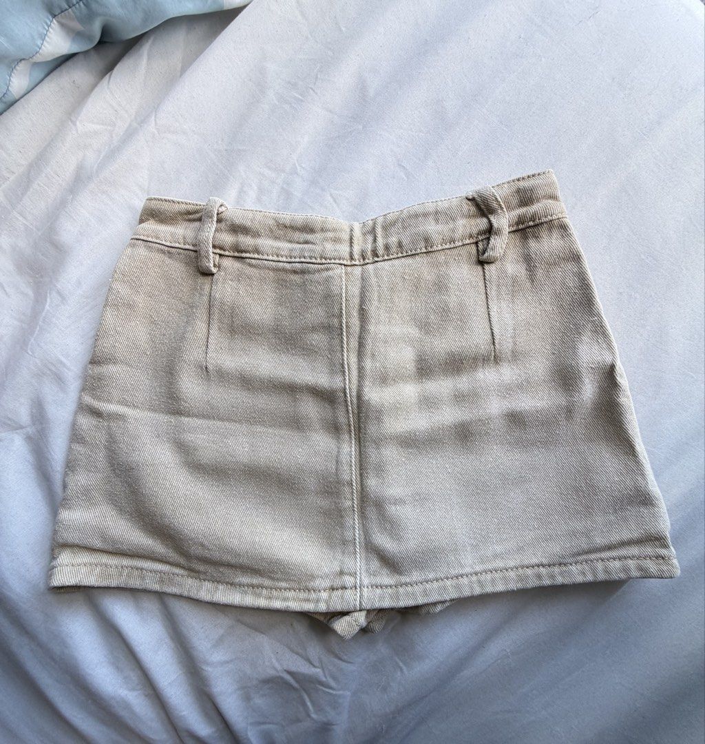 Cream Kendal Mini Skirt (Category: Skirts) located in Manila. Submitted by xmagic.shopx (Listing ID 1463810207, Image 2). Description: .
