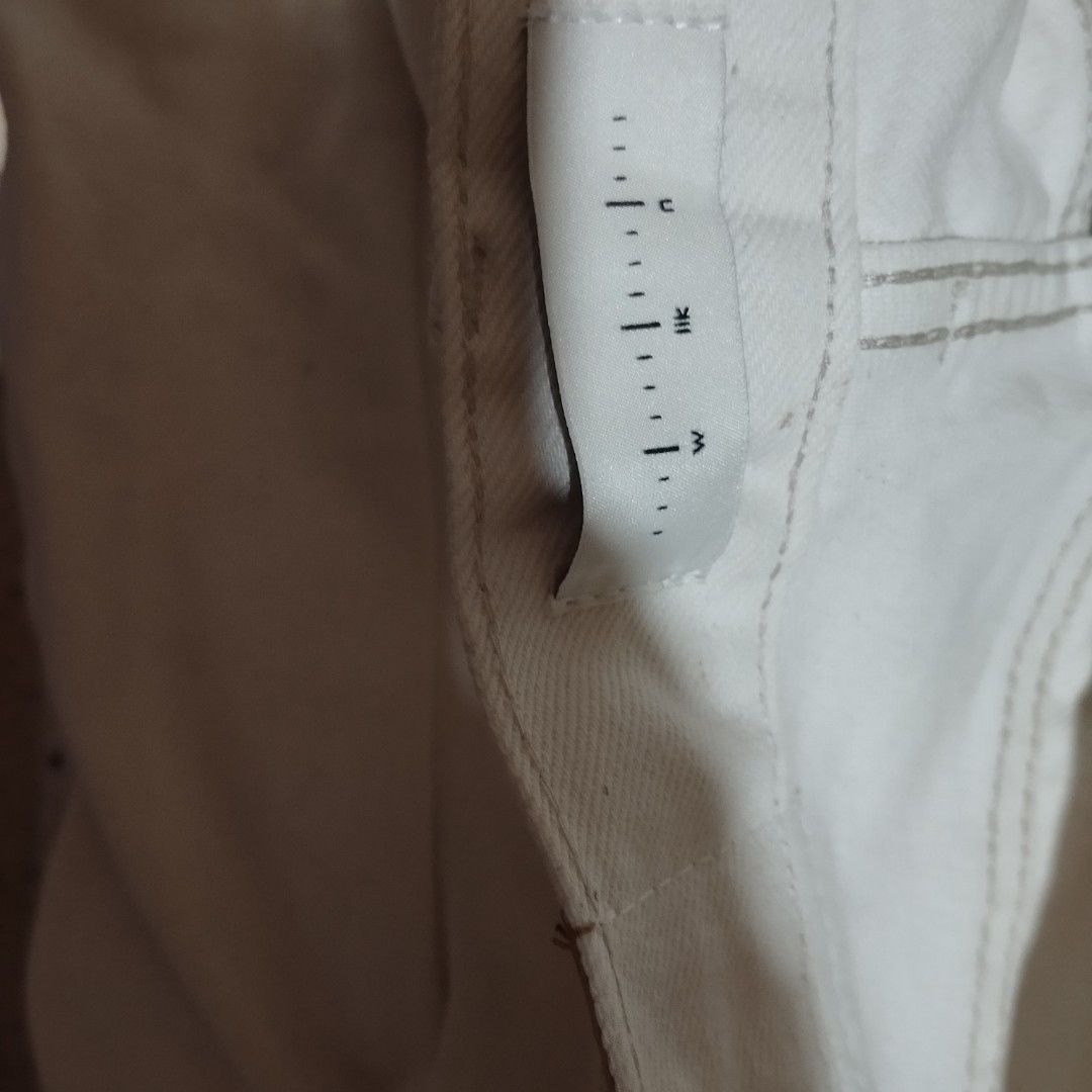 Cream Wide Leg Denim Jeans (Category: Jeans) located in Manila. Submitted by lene48 (Listing ID 1463795229, Image 3). Description: - cream denim jeans - Wide leg cut - Classic five-pocket styling - Brand tag visible on back - Versatile for any wardrobe - Great for casual outfits - Relaxed fit.