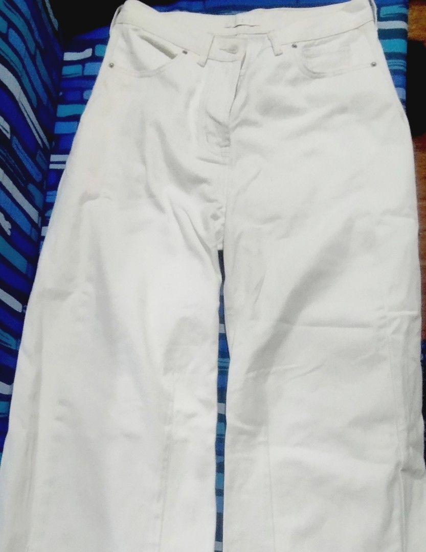 Cream Wide Leg Denim Jeans (Category: Jeans) located in Manila. Submitted by lene48 (Listing ID 1463795229, Image 1). Description: - cream denim jeans - Wide leg cut - Classic five-pocket styling - Brand tag visible on back - Versatile for any wardrobe - Great for casual outfits - Relaxed fit.