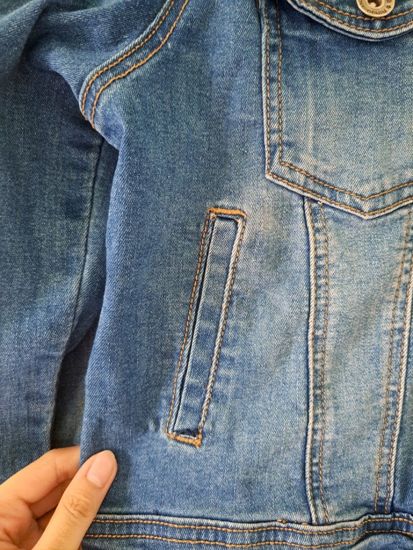 CRISSA Button Up Denim / Maong Jacket (Size S - L) (Category: Coats, Jackets and Outerwear) located in Taytay. Submitted by mari_refind (Listing ID 1463787847, Image 3). Description: Brand: Crissa Jeans Color: Classic Blue Denim Design: Metal buttons, dual button-flap chest pockets, traditional collar, structured denim with slight stretch 📍Taytay, Rizal Pay via Gcash / Maya / Bank Transfer. Kindly message if interested. Thank you😊 #crissa #cris