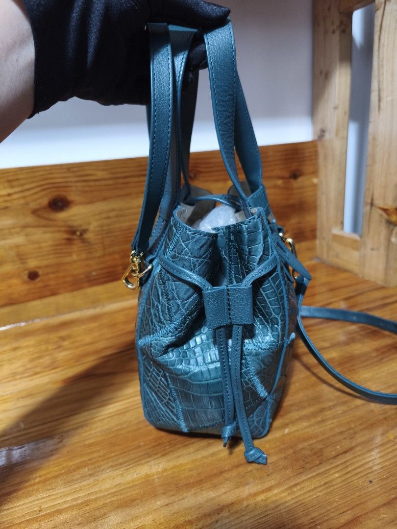 Crocodile leather 2way bag (Category: Cross-body Bags) located in Baguio. Submitted by queenlyne_vintage_rare_finds (Listing ID 1463795414, Image 3). Description: .
