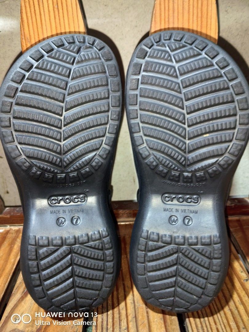 Crocs Platform Clogs Black Size 7 (Category: Slippers and slides) located in Cebu City. Submitted by abellarces30419 (Listing ID 1463799827, Image 2). Description: - Black Crocs platform clogs Original - Size 7 - Made in Vietnam - Thick sole for extra height - Easy to slip on and off - Great for casual wear.