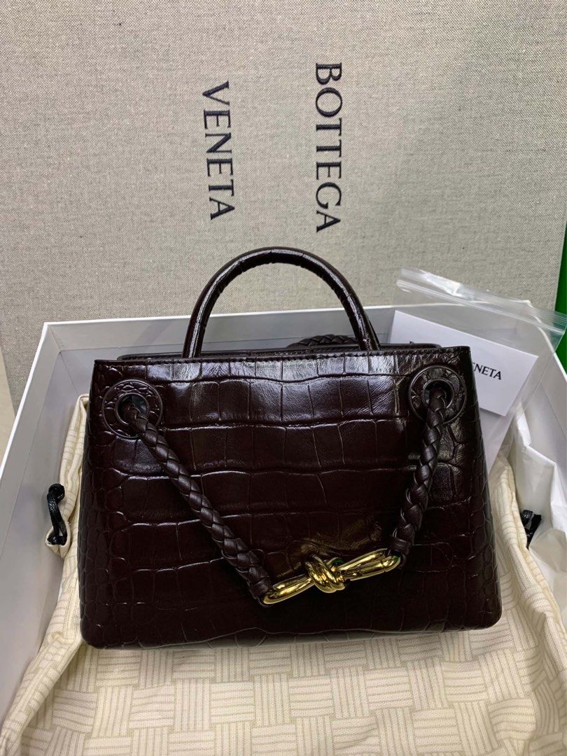 Crossbody Bag (Category: Shoulder Bags) located in Manila. Submitted by grandtree-aa68 (Listing ID 1463857530, Image 2). Description: Authenticity is not Guaranteed .