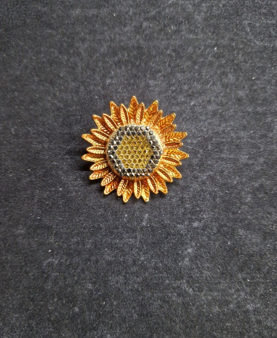 Crown Daisy Brooch (Category: Brooches) located in Taguig. Submitted by mommaschoice (Listing ID 1463906391, Image 1). Description: Brand New Small brooch Adorned w/ rhinestones Lightweight won't damage the fabric Ships nationwide.