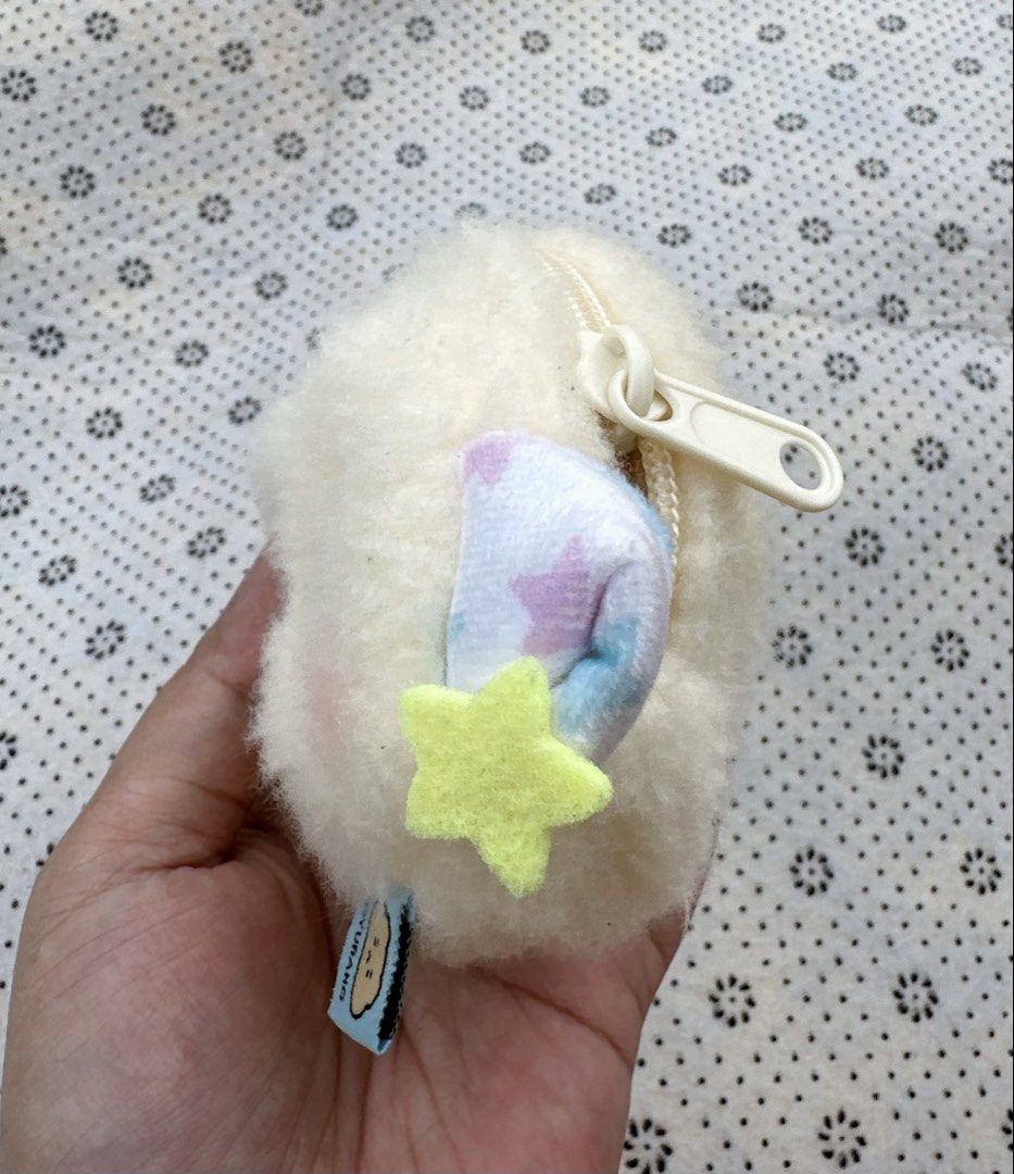 Cute Fluffy Cloud Pouch with Star Detail (Category: Plushies & Soft Toys) located in Manila. Submitted by ronoarabbit.ph (Listing ID 1463921611, Image 2). Description: - SUPER SOFT❗️and FLUFFY❗️ cloud-shaped pouch ☁️☁️☁️☁️☁️ - Adorable star accent on top - Secure zipper closure - Ideal for storing coins, keys, makeup, and other small essentials - Features a 'KURANG' tag - Perfectly sized for easy handheld carrying 📌Payment First Policy, NO COD �