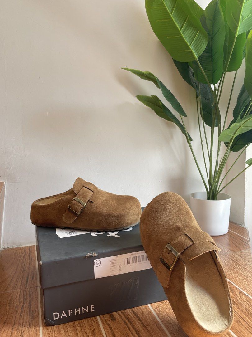 Daphne Suede Clogs with Buckle Detail (Category: Dress Shoes) located in Bulacan. Submitted by johnivanqu27099 (Listing ID 1463843211, Image 3). Description: Daphne Suede Clogs 🤎 Classic tan suede finish with buckle detail — simple, elegant, and easy to style. Brand: Daphne Color: Tan/Brown Size: 240 (24.0 cm) Condition: Very Good With Original Box 📦 Price: ₱1,299 📩 PM for inquiries. First come, first served. Negotiable for sure buyers..