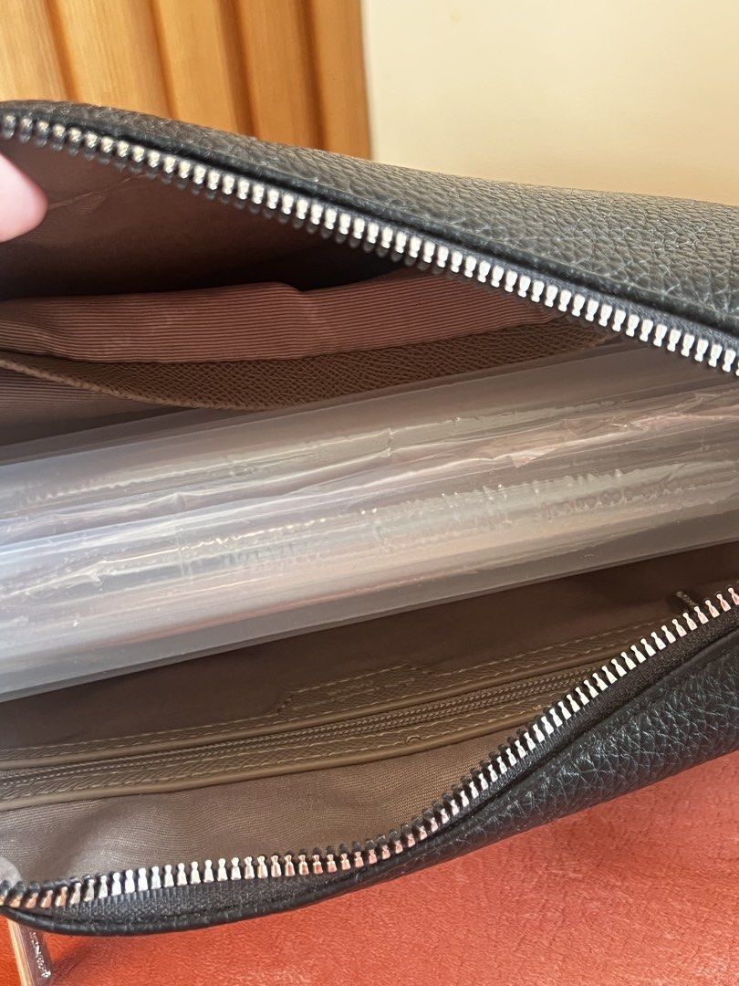David Jones Black Leather Crossbody Bag (Category: Shoulder Bags) located in Caloocan City. Submitted by scyl_ (Listing ID 1463936112, Image 3). Description: - never been used - rfs: too many bags (decluttering) - no meetups loc: caloocan.