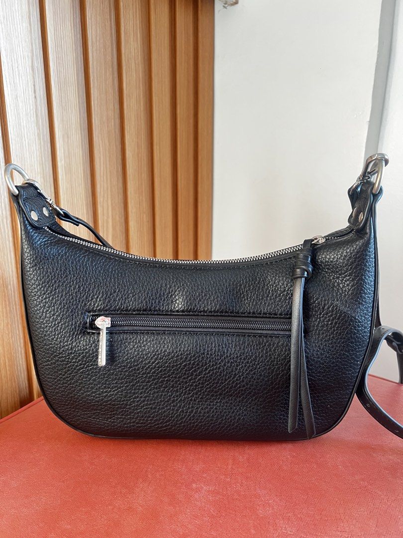 David Jones Black Leather Crossbody Bag (Category: Shoulder Bags) located in Caloocan City. Submitted by scyl_ (Listing ID 1463936112, Image 2). Description: - never been used - rfs: too many bags (decluttering) - no meetups loc: caloocan.
