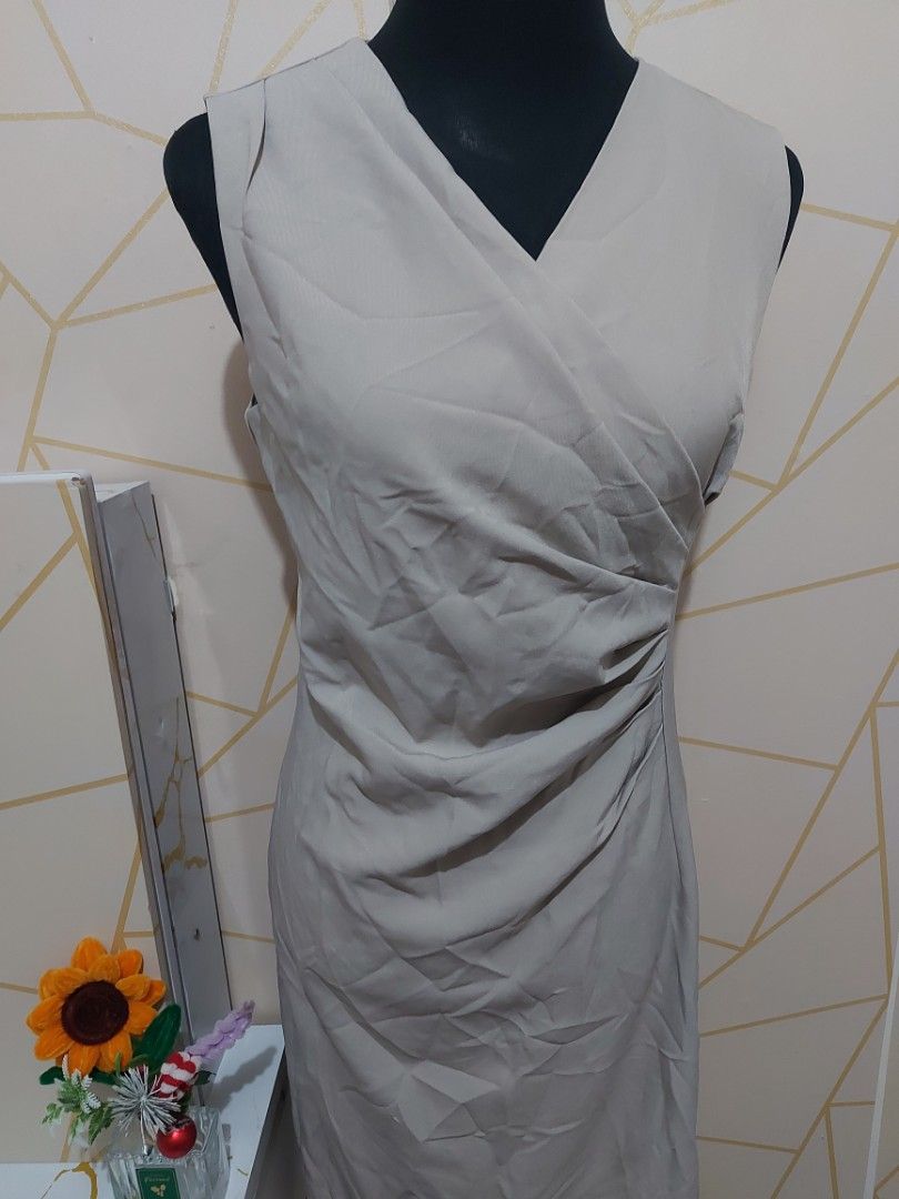 Dazy Midi Dress Size M (Category: Dresses) located in Manila. Submitted by jollyann_b1990 (Listing ID 1463837538, Image 3). Description: - Brand: Dazy - Style: Midi Dress - Color: Light Grey - Neckline: V-neck with ruching detail - Closure: Back zipper - Occasion: Casual or Semi-formal - Condition: Please check photos for exact shade and fit..