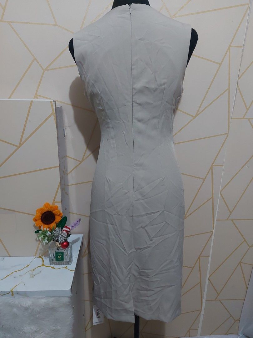 Dazy Midi Dress Size M (Category: Dresses) located in Manila. Submitted by jollyann_b1990 (Listing ID 1463837538, Image 2). Description: - Brand: Dazy - Style: Midi Dress - Color: Light Grey - Neckline: V-neck with ruching detail - Closure: Back zipper - Occasion: Casual or Semi-formal - Condition: Please check photos for exact shade and fit..