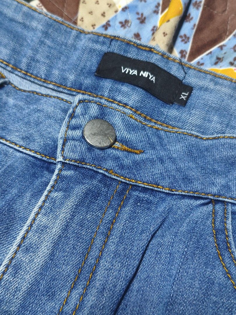 Denim Flare Pants - Size 30 Highwaist (Category: Jeans) located in Las Pinas. Submitted by dnbrbnt (Listing ID 1463859202, Image 3). Description: size 30 highwaist length 39 super nice in actual loc. las piñas.