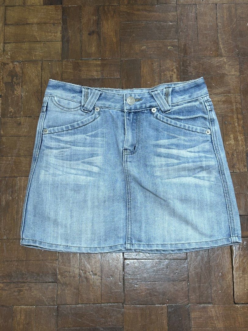 Denim Mini Skirt (Category: Skirts) located in San Pedro. Submitted by choobiyn (Listing ID 1463904506, Image 1). Description: - Thrifted Mini Denim Skirt - Size S - M (no size on tag) .