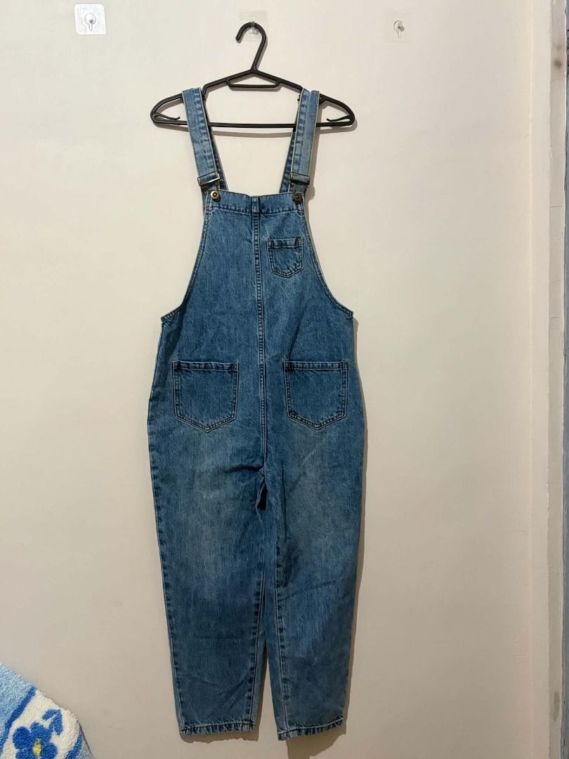 Denim Overalls Jumpsuit (Category: Jumpsuits) located in San Leonardo. Submitted by burgossanleonardo.12345 (Listing ID 1463865078, Image 1). Description: - Classic blue denim dungaree style overalls - Features convenient pockets - Distressed details on back pockets for a trendy look - Adjustable straps for a perfect fit - Comfortable and casual, ideal for everyday wear.