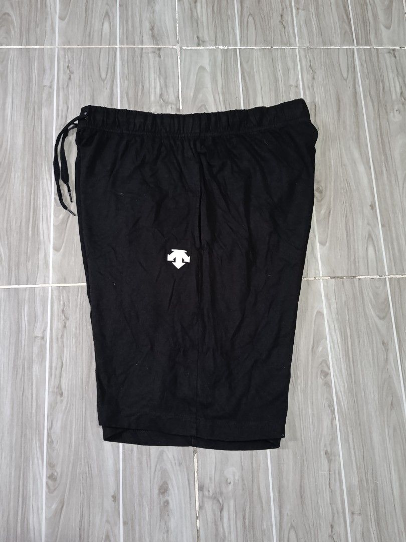 DESCENTE SHORTS (freeshipping) (Category: Shorts) located in Quezon City. Submitted by gyl-stop (Listing ID 1463818879, Image 2). Description: free shipping 25-36 x 19 excellent condi cr: 9.8/10 issue: none.