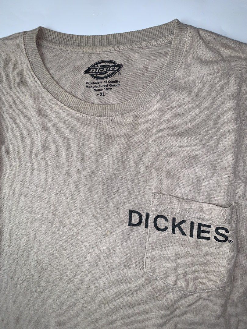 Dickies crewneck (Category: Hoodies) located in Ivisan. Submitted by trashtotreasuree (Listing ID 1463814746, Image 2). Description: 23x28.