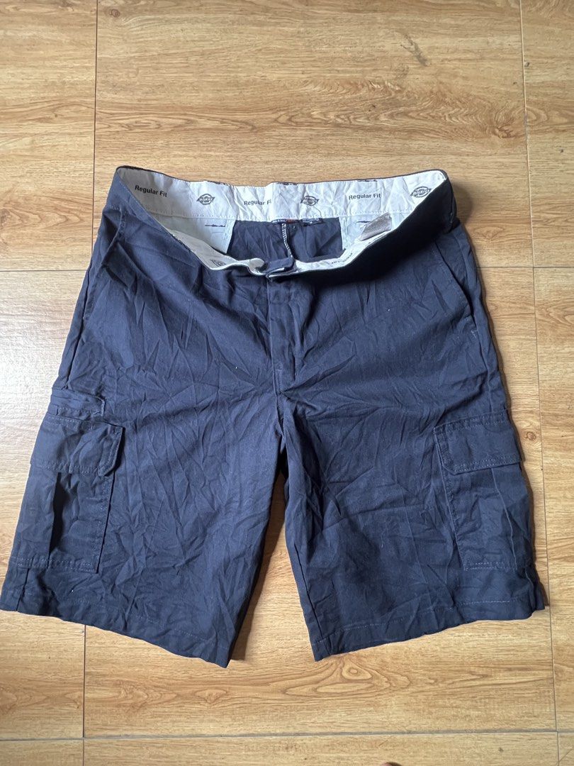 Dickies White & Navy Carpenter / Cargo Shorts (Category: Shorts) located in Manila. Submitted by nakkymigs564446 (Listing ID 1463786407, Image 3). Description: aspack 2500 dickies carpenter white dickies 7 pockets dickies Flex black dickies old release 1922.