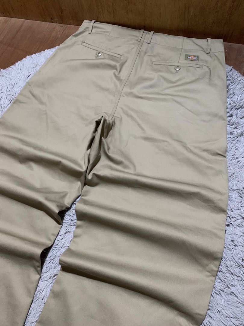 Dickies wide-leg balloon/chef-style utility work pants. (Category: Chinos) located in Alcoy. Submitted by jeffalvara90142 (Listing ID 1463911158, Image 3). Description: Dickies wide-leg balloon/chef-style utility work pants. Size : 34 on tag Dimes: w:35 L: 41.5 Thigh : 15 Leg open: 10.5 Conditions: excellent! Colo rate: 9.8/10 good as new .