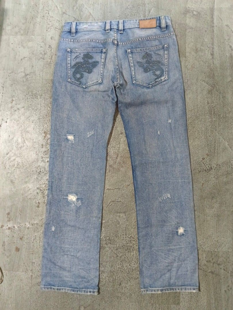 Diesel & Polo Ralph Lauren Pants Bundle (Category: Jeans) located in Carcar. Submitted by rolandobac92675 (Listing ID 1463782999, Image 3). Description: - Bundle includes: 1 pair Diesel denim jeans with distressed details and dragon embroidery on back pockets. - Also includes: 1 pair navy blue Polo Ralph Lauren stretch slim fit chinos. - Both items are excellent additions to any wardrobe. - Please check photos for detailed condition..