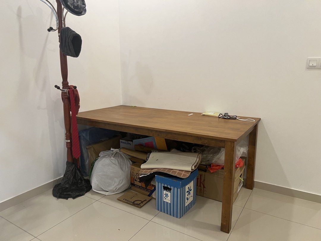 Dining table (Category: Tables & Sets) located in Melaka Tengah. Submitted by kavithar (Listing ID 1463746931, Image 1). Description: 8 seater. Just table alone. Solid rubber wood. 1 leg is slightly loose..
