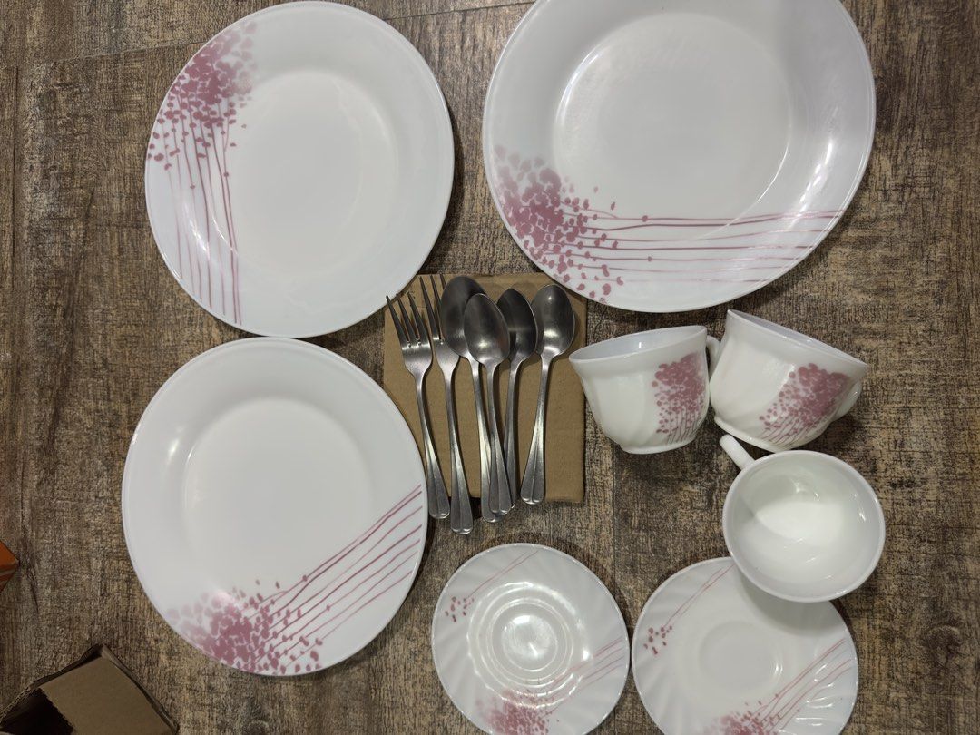 Dinner ware set (Category: Dinnerware & Cutlery) located in Pasay City. Submitted by 1998mortzon (Listing ID 1463927839, Image 1). Description: Babasagin na plate. All new.