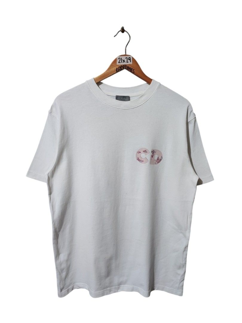DIOR X DANIEL ARSHAM TEE 2020SS (Category: Tshirts & Polo Shirts ) located in Iloilo. Submitted by gooddimes (Listing ID 1463930700, Image 1). Description: Dior x Daniel Arsham Tee 2020SS Heavy Cotton Size on tag: Medium Dimes: 21Wx29L Issue/s: None, need wash Color rate: 9.5/10 Like new condition ₱1,500 Reminders: - All items are thrifted, please manage your expectations - Color may vary due to lighting - Please wash before using the item - Due 