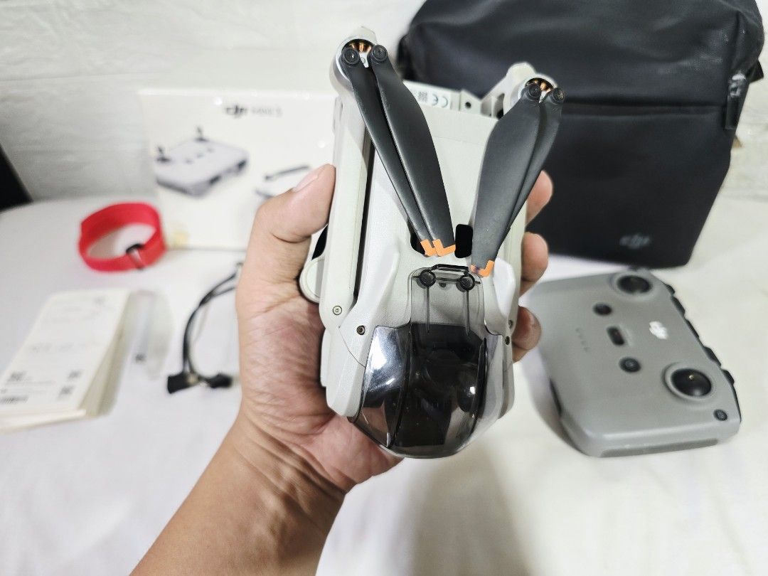 DJI Mini 3 Drone with Controller and Accessories (Category: Drones) located in Mandaluyong City. Submitted by clarah0810 (Listing ID 1463789741, Image 3). Description: Pakitext or call nalang po ako sa number ko kase nakalimit po ako sa Carousel inbox, hindi di ko kayo marereplayan dito. Thanks VIB3R: 0905 245 0810 📦 PACKAGE INCLUSIONS: ✅ DJI Mini 3 Drone ✅ DJI RC-N1 Remote Controller ✅ 1x DJI Mini 3 Intelligent Flight Battery ✅ Original DJI Min