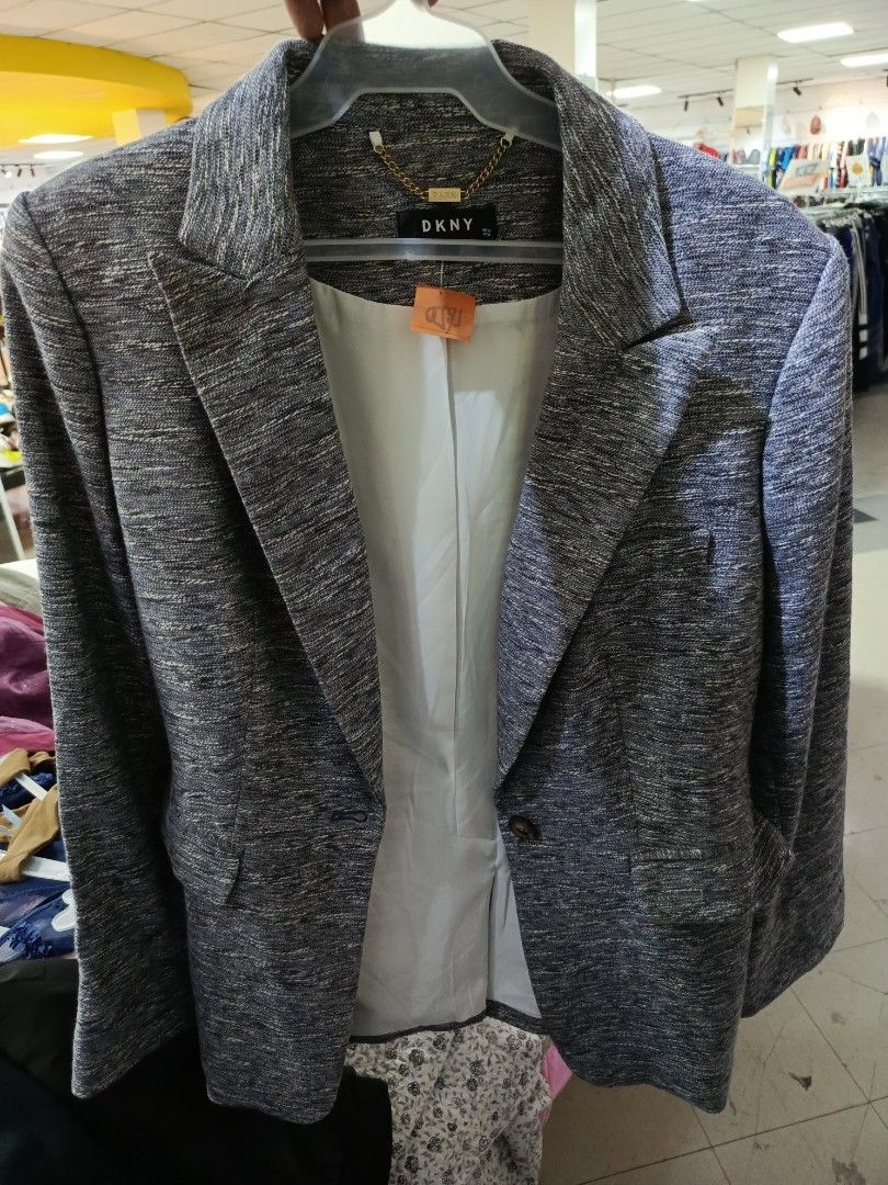 DKNY Women's Textured Blazer Jacket (Category: Coats, Jackets and Outerwear) located in Cabatuan. Submitted by penthegreat (Listing ID 1463862017, Image 1). Description: AUTHENTIC 🔥🔥🔥 - DKNY blazer - Textured grey and white weave - Single button closure - Fully lined with smooth white fabric - Subtle gold chain detail inside - Made in Vietnam - Perfect for dressing up or down.