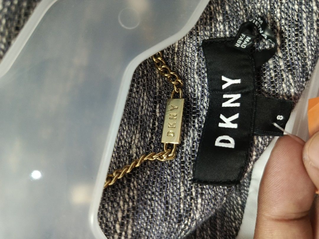 DKNY Women's Textured Blazer Jacket (Category: Coats, Jackets and Outerwear) located in Cabatuan. Submitted by penthegreat (Listing ID 1463862017, Image 3). Description: AUTHENTIC 🔥🔥🔥 - DKNY blazer - Textured grey and white weave - Single button closure - Fully lined with smooth white fabric - Subtle gold chain detail inside - Made in Vietnam - Perfect for dressing up or down.