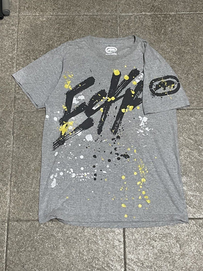 Ecko Unltd. Grey Graphic T-Shirt (Category: Tshirts & Polo Shirts ) located in Manila. Submitted by yhn67 (Listing ID 1463867059, Image 1). Description: - Grey Ecko Unltd. t-shirt - Cool paint splatter graphic - Ecko logo on sleeve - 'UNLTD.' text on back - Perfect for casual wear - Shows some signs of wear.
