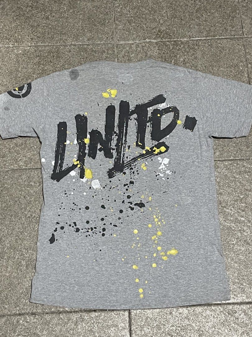 Ecko Unltd. Grey Graphic T-Shirt (Category: Tshirts & Polo Shirts ) located in Manila. Submitted by yhn67 (Listing ID 1463867059, Image 3). Description: - Grey Ecko Unltd. t-shirt - Cool paint splatter graphic - Ecko logo on sleeve - 'UNLTD.' text on back - Perfect for casual wear - Shows some signs of wear.