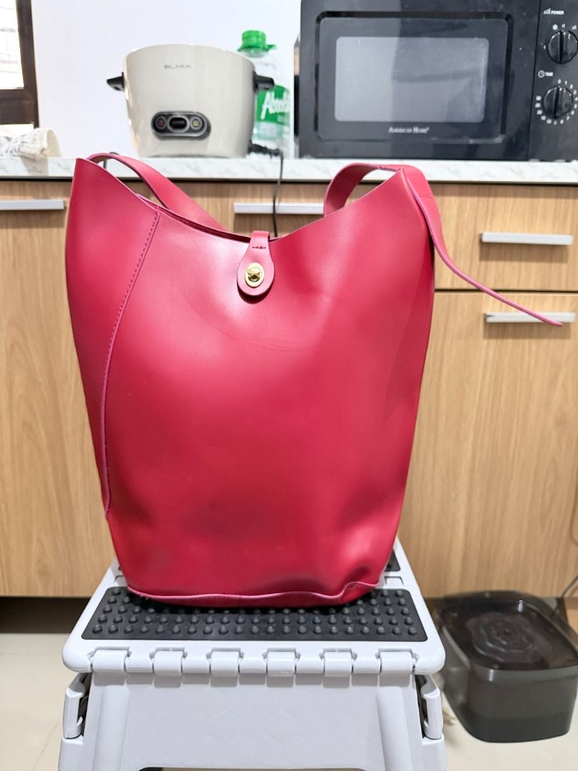 Elizabeth Arden Bucket Shoulder Bag (Category: Shoulder Bags) located in Davao. Submitted by jpnusapasabuyfindsdvo (Listing ID 1463897759, Image 2). Description: - NEVER USED, BOUGHT FROM US - Chic red bucket bag - Secure gold turn-lock closure - Comfortable, good-length straps - Durable faux leather material - Timeless and simple design - Ideal for daily wear PRICE NEGOTIABLE, SEND US YOUR OFFER! Message us and negotiate on Facebook for a faster