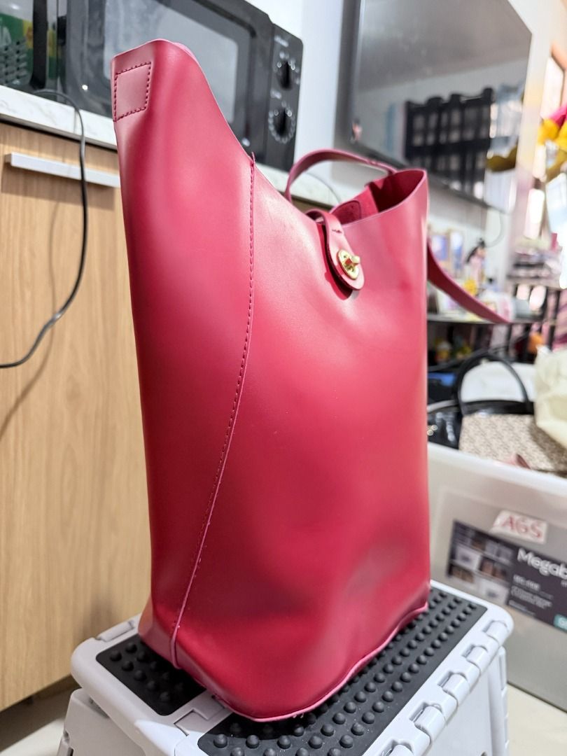 Elizabeth Arden Bucket Shoulder Bag (Category: Shoulder Bags) located in Davao. Submitted by jpnusapasabuyfindsdvo (Listing ID 1463897759, Image 3). Description: - NEVER USED, BOUGHT FROM US - Chic red bucket bag - Secure gold turn-lock closure - Comfortable, good-length straps - Durable faux leather material - Timeless and simple design - Ideal for daily wear PRICE NEGOTIABLE, SEND US YOUR OFFER! Message us and negotiate on Facebook for a faster