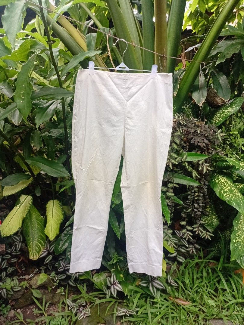 Ellie Tahari White Jeans (Category: Jeans) located in Makati City. Submitted by ellavee_you (Listing ID 1463800477, Image 1). Description: 15 inches, not sure kung hips or waist. parang mid rise eh. madami akong item, di ko na maasikaso labhan.maganda pa din at quality, kailangan lang ng laba kaya low price. send offer! ❤️.