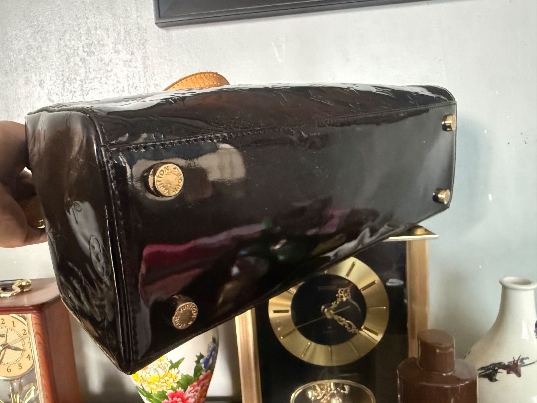 EL-VEE (Category: Luxury Bags & Wallets) located in Cotabato. Submitted by goldenhiveph0826 (Listing ID 1463794689, Image 3). Description: -Sign of used -Walang bakbak -Super Gaan -Pang office and pang rampa -Ganda ng quality -Malinis ang kalooban☺️ -Tawaran nio pero wag naman Sagad😍🥰 May flaws lang po nawalan ng botton na may brand name but not Visible .