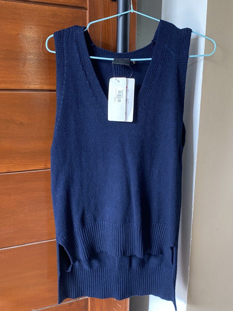 Ensembles Navy Blue V-Neck Knit Vest (Category: Sleeveless) located in Santa Rosa. Submitted by hoardqueensdeclutter (Listing ID 1463796480, Image 1). Description: - Brand: Ensembles - Color: Navy Blue - Style: Knit Vest - Features: V-neck, side slits, ribbed hem and neckline - Estimated Size: S - Condition: Brand new with original tags attached.