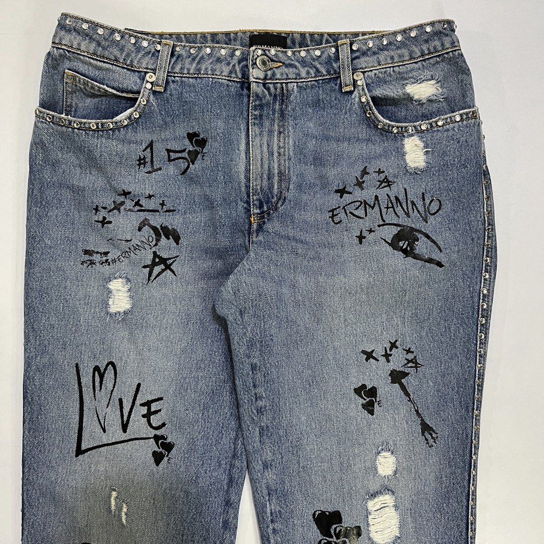 ERMANNO SCERVINO EMBELLISHED GRAFFITI JEANS (Category: Luxury Apparel) located in Bacolod City. Submitted by the.finest (Listing ID 1463919962, Image 3). Description: Ermanno Scervino Embellished -Graffiti Jeans Waistline: 32-34 Length: 36 Condition: 9.5/10 3,500+shipping fee.