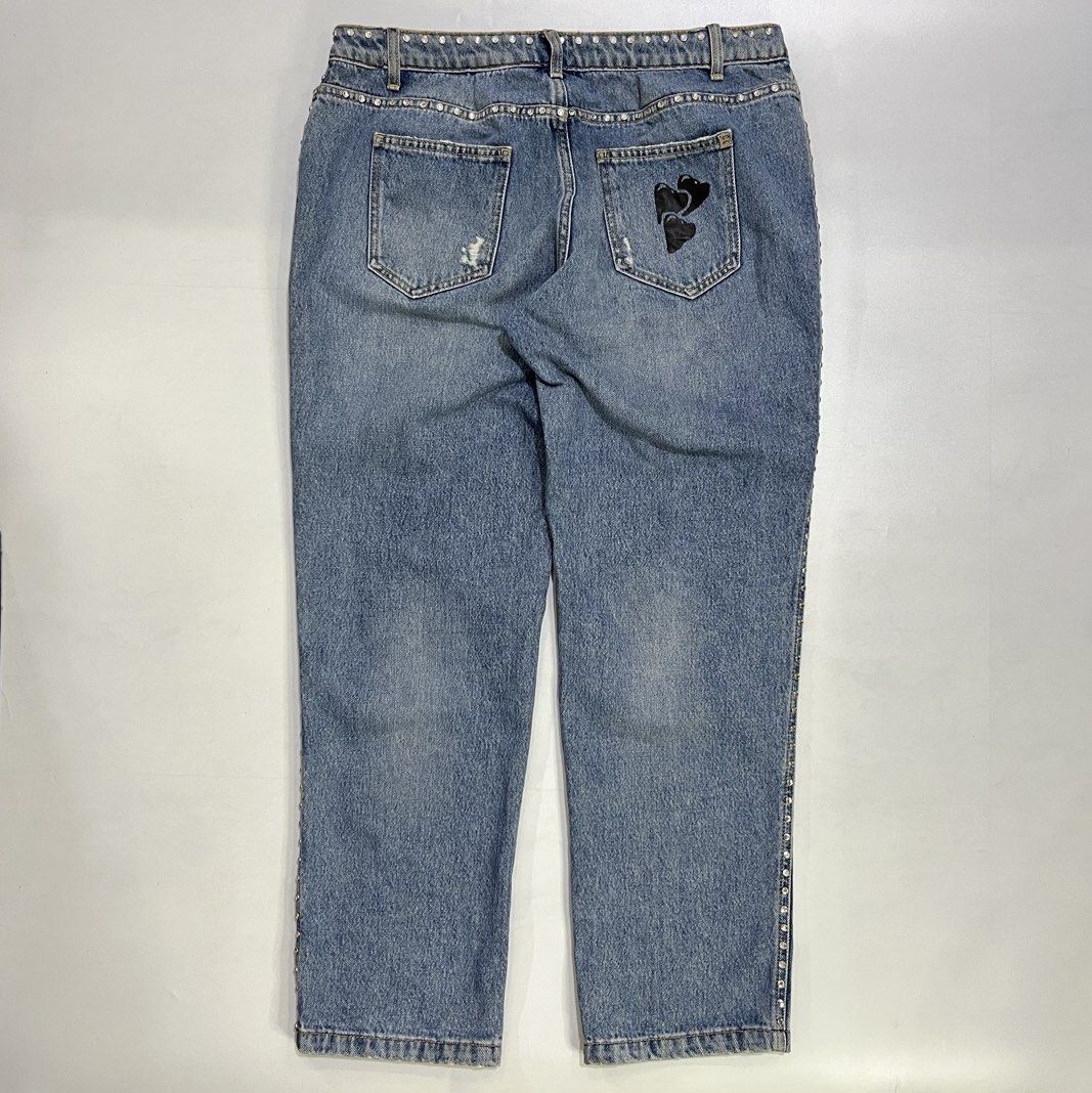 ERMANNO SCERVINO EMBELLISHED GRAFFITI JEANS (Category: Luxury Apparel) located in Bacolod City. Submitted by the.finest (Listing ID 1463919962, Image 2). Description: Ermanno Scervino Embellished -Graffiti Jeans Waistline: 32-34 Length: 36 Condition: 9.5/10 3,500+shipping fee.