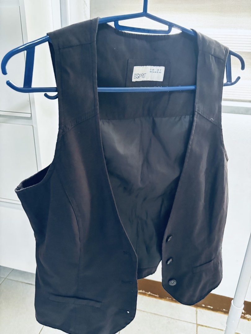 Esprit Chaleco (Category: Others Tops) located in General Trias. Submitted by bananaque (Listing ID 1463775253, Image 1). Description: bought in Singapore. lightly used and looks brand new.