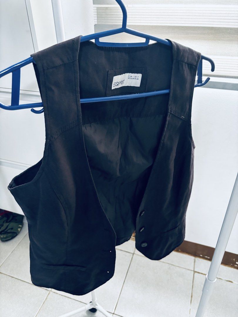 Esprit Chaleco (Category: Others Tops) located in General Trias. Submitted by bananaque (Listing ID 1463775253, Image 2). Description: bought in Singapore. lightly used and looks brand new.